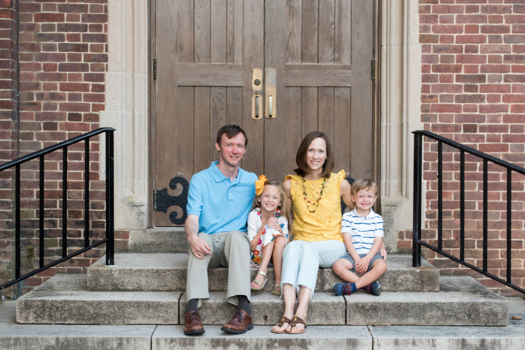 Family Photo Session at University of Richmond. Jenny white photography is a family photographer in RVA.